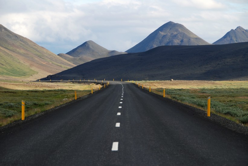 curve-hills-mountains-4033-821x550-1